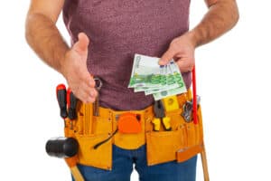 Un jobber en bricolage avec des euros dans la main