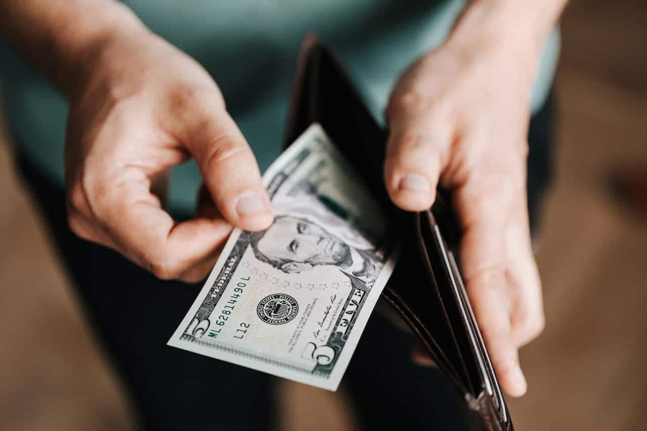 Comprendre la Différence entre Salaire Brut et Salaire Net : Guide Complet pour Maximiser Vos Revenus